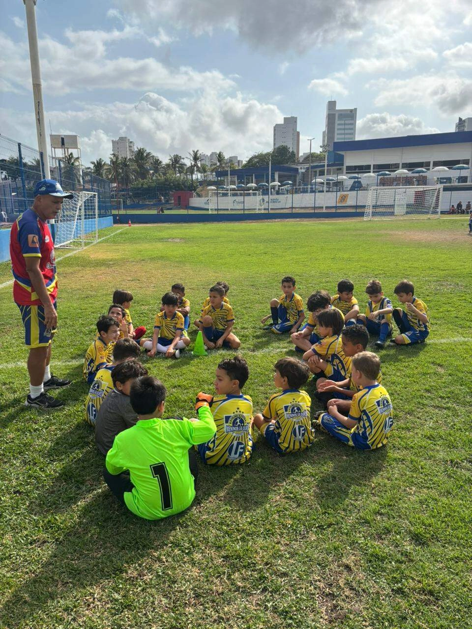 Torneio Félix Pinto de futebol mirim reúne mais de 60 jovens atletas em manhã de futebol e homenagem especial na AABB São Luís!